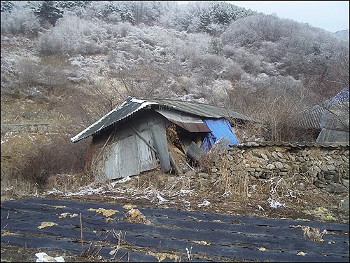 개울 쪽으로 완전히 기울어 금방이라도 쓰러질 듯 위태로운 빈집. 